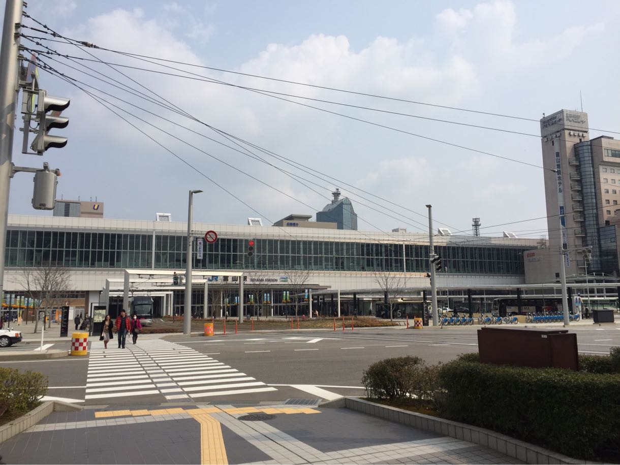 昼の富山駅と駅前駐車場をお散歩