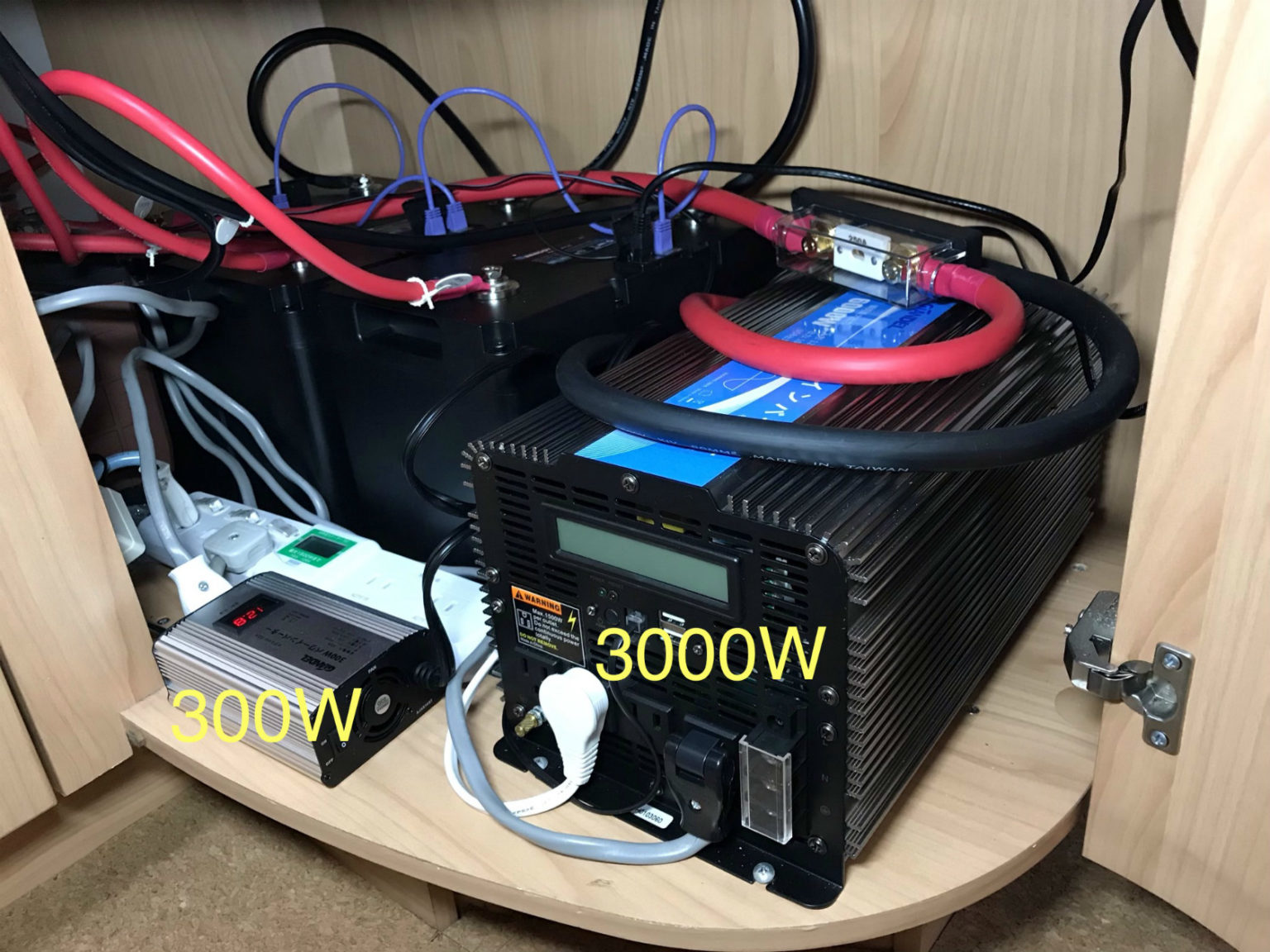 インバーター 正弦波 1200W 24V 100V変換 55Hz 2.4AのUSBポート