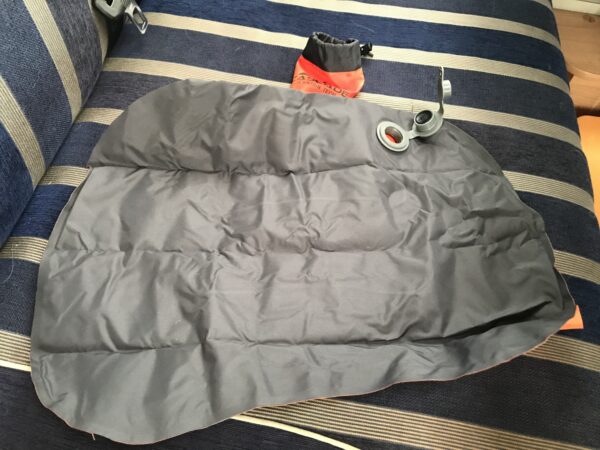 スリーピングマット付属の枕を広げる