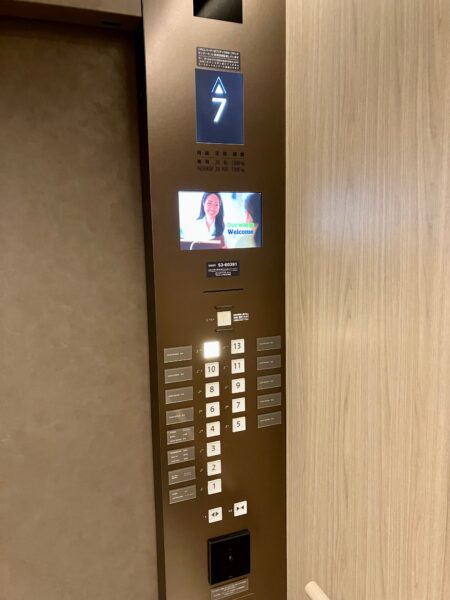 エレベーターで１２階へ