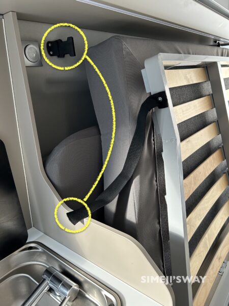 跳ね上げベッドを固定できない