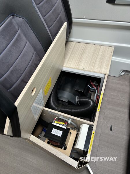 セカンドシート下