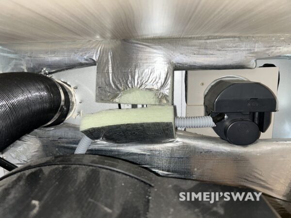 断熱材を切って配管しているのと断熱材があたっていない部分有り