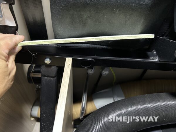 本当に高さ調整のみの目的でフレームと固定はありません。