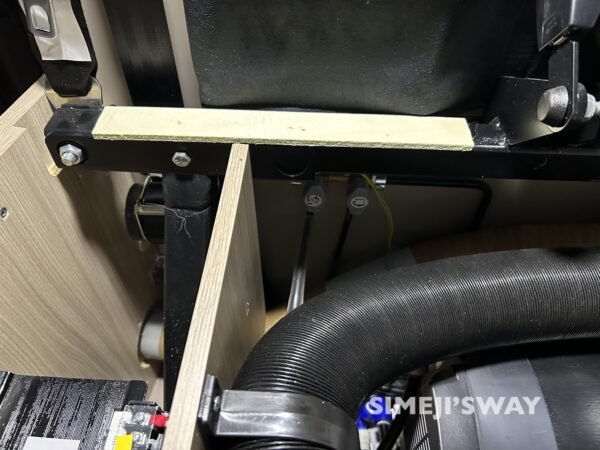 ボイラー収納部分のフレーム上には細長い木片がはさまれています。目的は高さ調整用です。