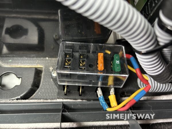 取り付けが雑なヒューズ