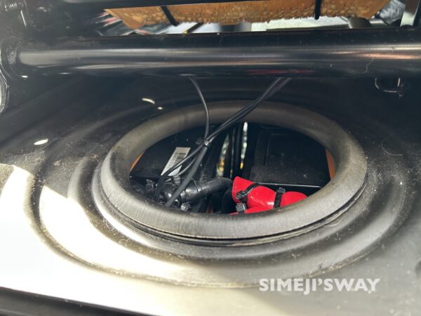 センサーケーブルが真ん中からでてます