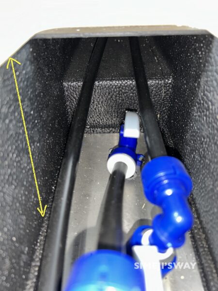 床下の水道管と発泡スチロール