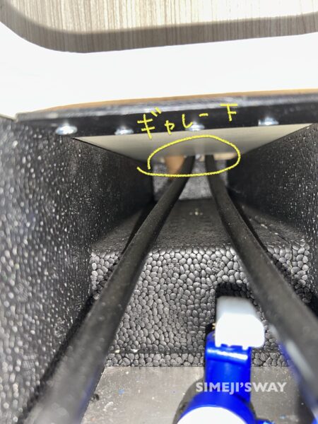 ギャレーに延びる床下の水道管