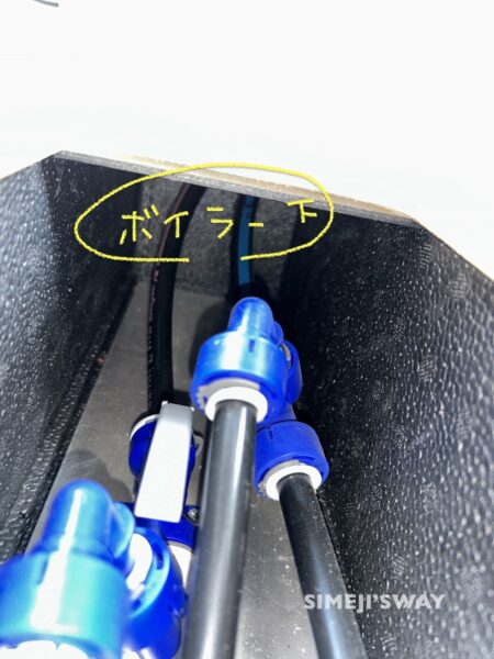 ボイラーに延びる床下の水道管