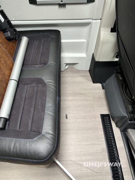 床のう黒いスリット