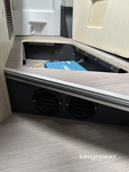 インバーターの排熱スリットも設置