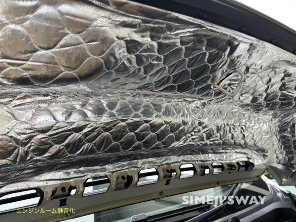 エンジンルーム静音シートを貼り終えました。