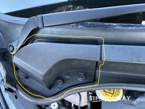 冷却水とパワステフルード液の補充はここから。