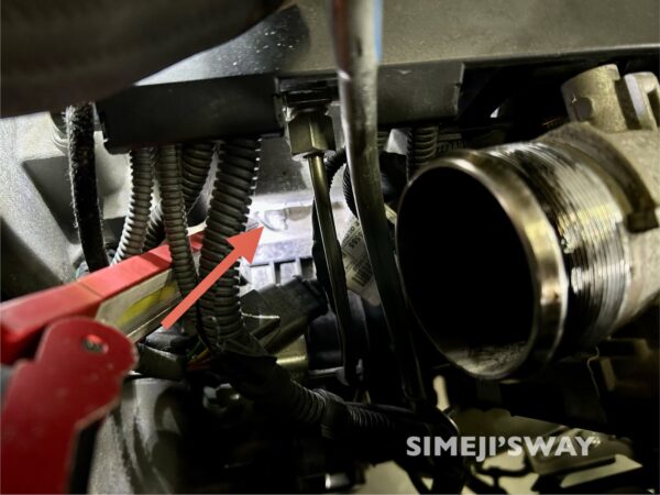 奥に見えるグロープラグ。どうやってはずす？