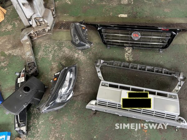 バンパー、フロントグリル、ヘッドライトなどはずしていきます