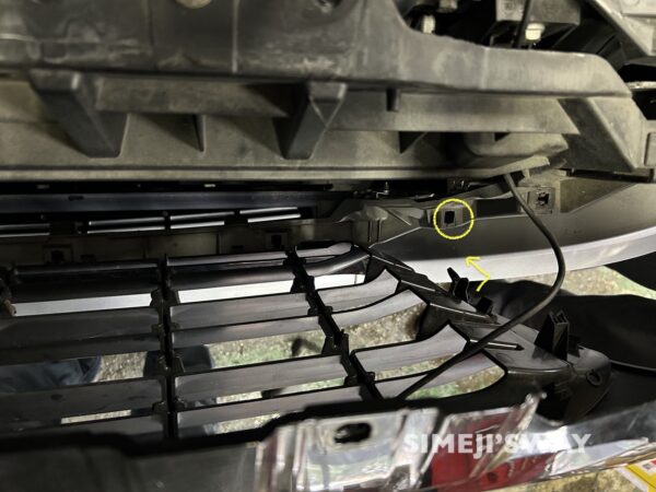 フロントグリルは上に方向にはずします