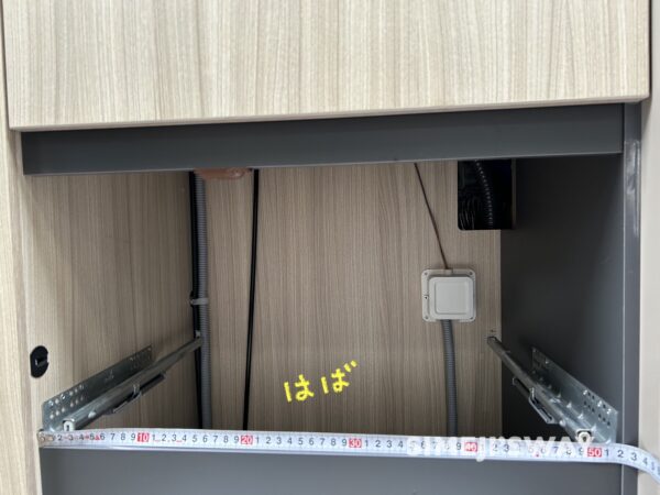 二段目の引き出しの幅のサイズを測る