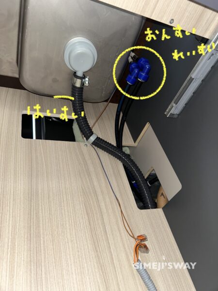 シンクの下には給水と排水管