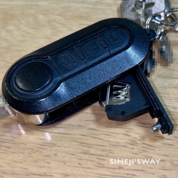 リモコンキーから電池ケースを取り出している写真