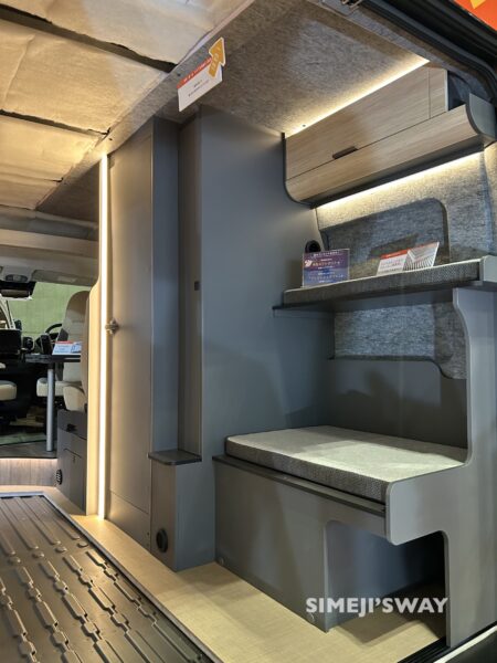 半分は完成後の状態で展示されています