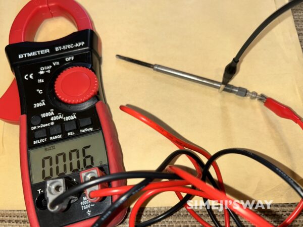 取り外したグロープラグの抵抗値を測ると0.6Ω