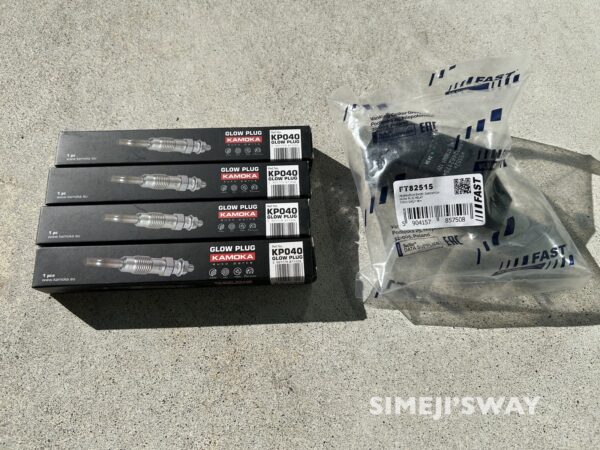 交換するために容姿したグロープラグ4本とコントロールユニットを並べてみる