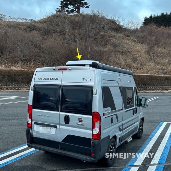 When viewed from a slightly higher position or from a distance, the roof air conditioner becomes noticeable.
