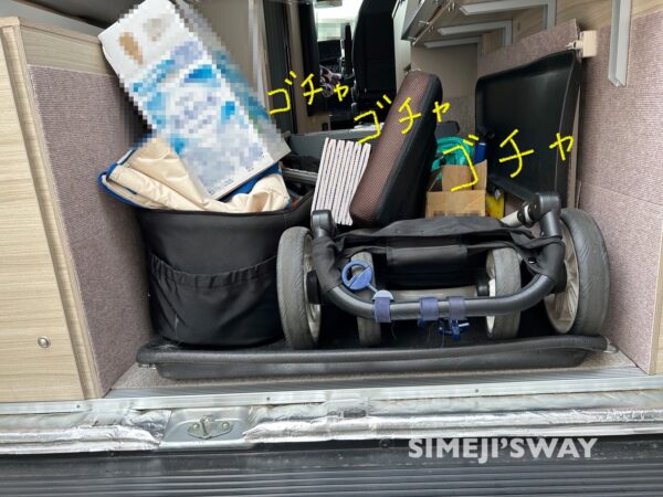 ADRIA TWINの後部荷室はごちゃごちゃ
