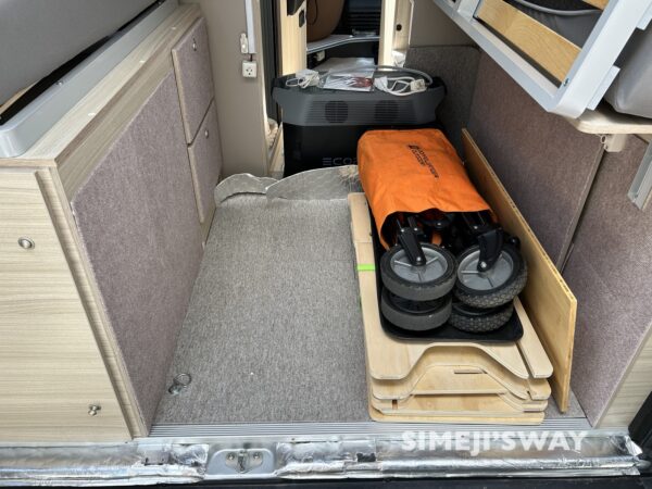 ADRIA TWINの後部荷室を整理しながら積んでいく