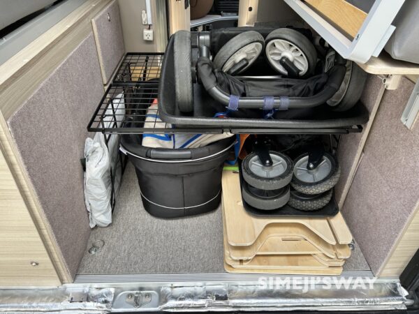ADRIA TWINの後部荷室に置いた2個のフィールドラックの上にはペットカート