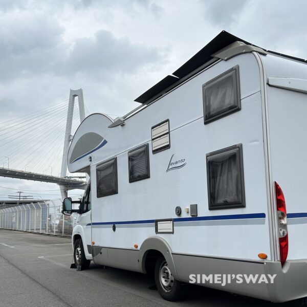 バーストナーの屋根には400wソーラーパネルが2枚広げられました