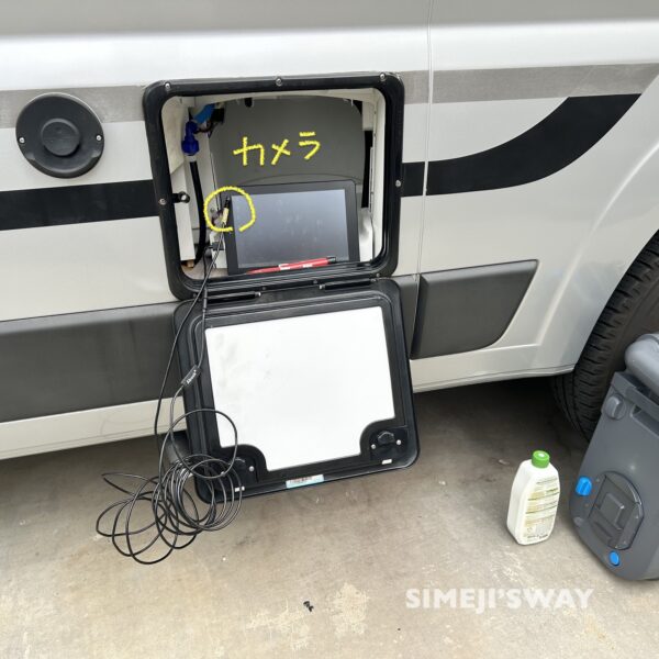 ケーブルを引き回すための作業中継点はカセットトイレ部分