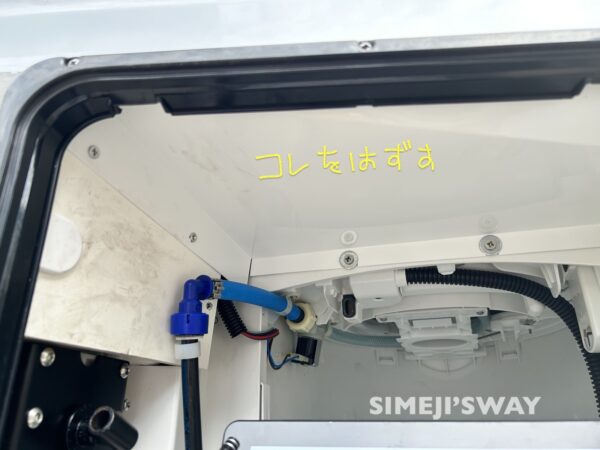 スチール天板をはずしてケーブルを通す予定