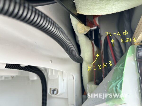 配線するケーブルをどこに通すか悩む