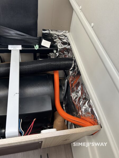 室内側に引き回したケーブルはセカンドシート下を通します
